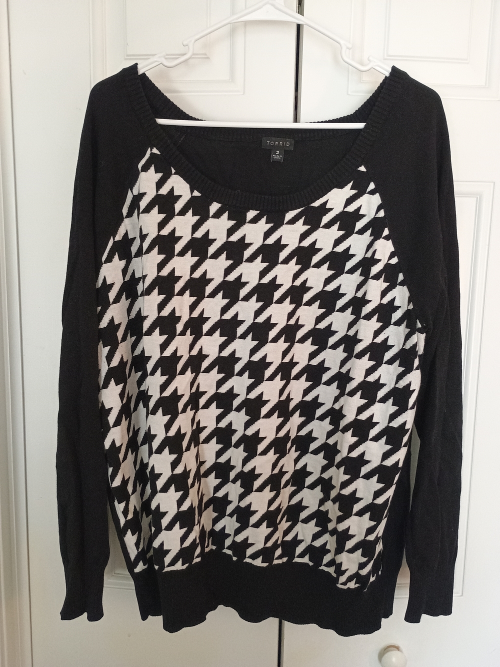 torrid Black & White Houndstooth Raglan Scoop Neck Sweater